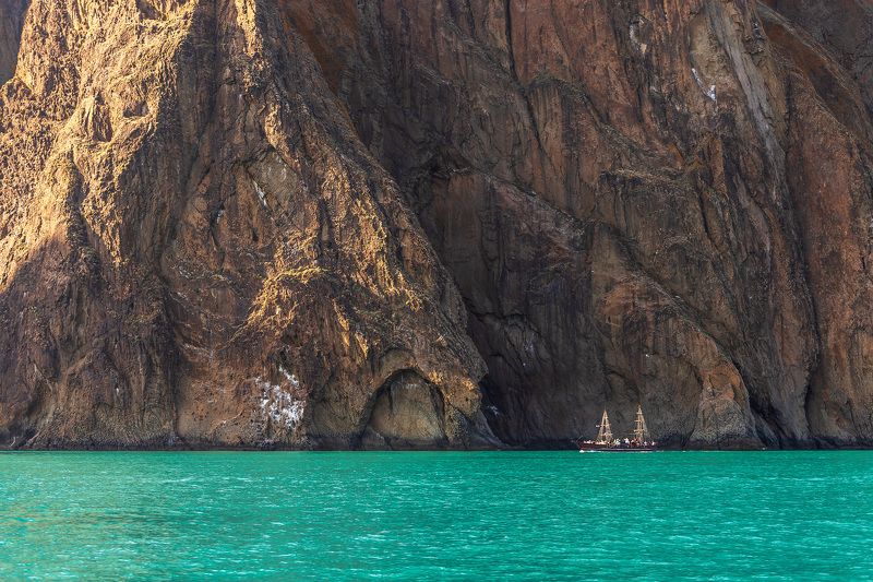 прогулка, море, корабль, вода, скалы, обрыв, тепло, лето, солнце, мощь, бирюза, парусник, ярко, пейзаж Прогулка фото превью