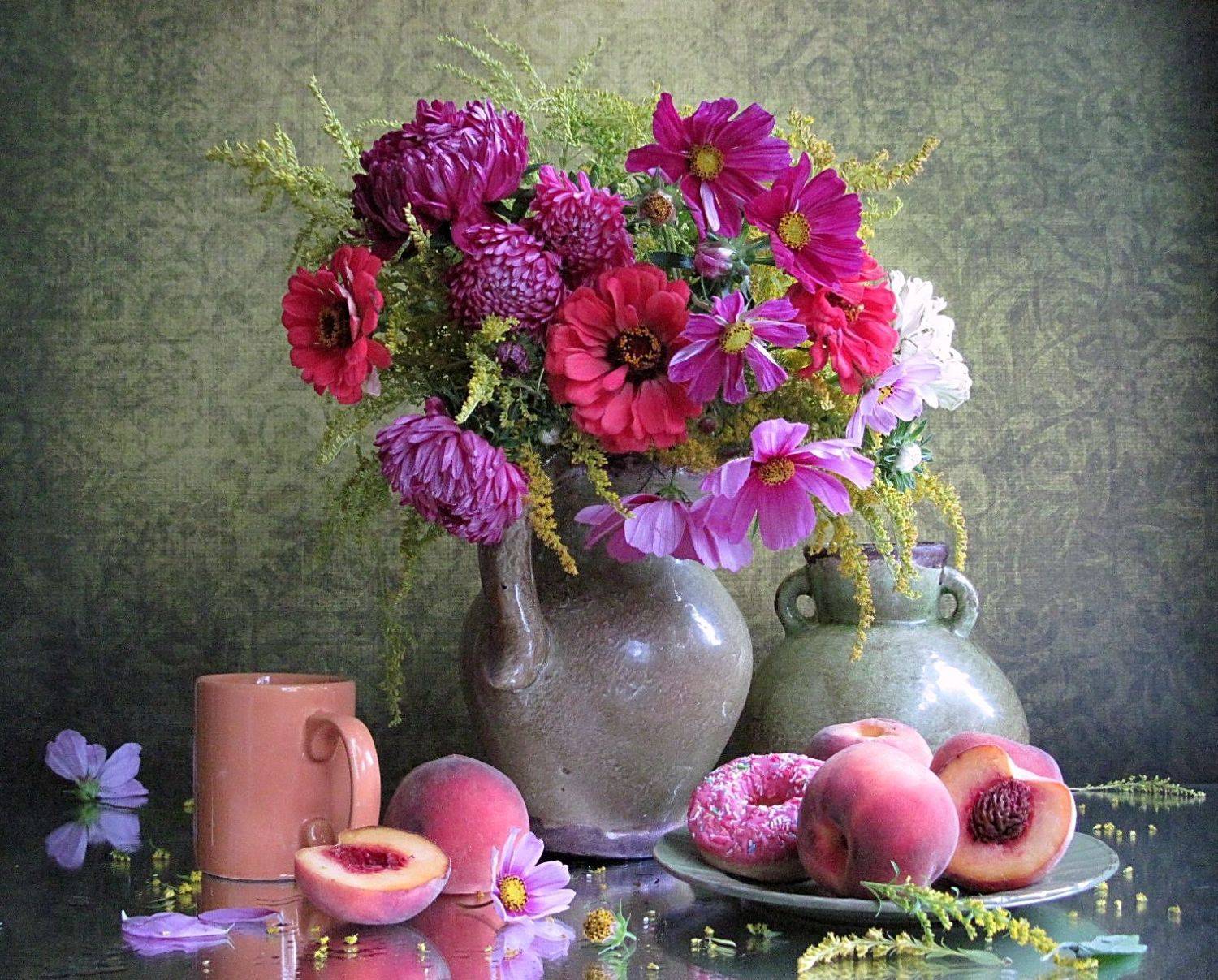 цветы, букет, астры, космея, циннии, персики, булочка, кувшин, ваза, кружка, Наталия Тихомирова