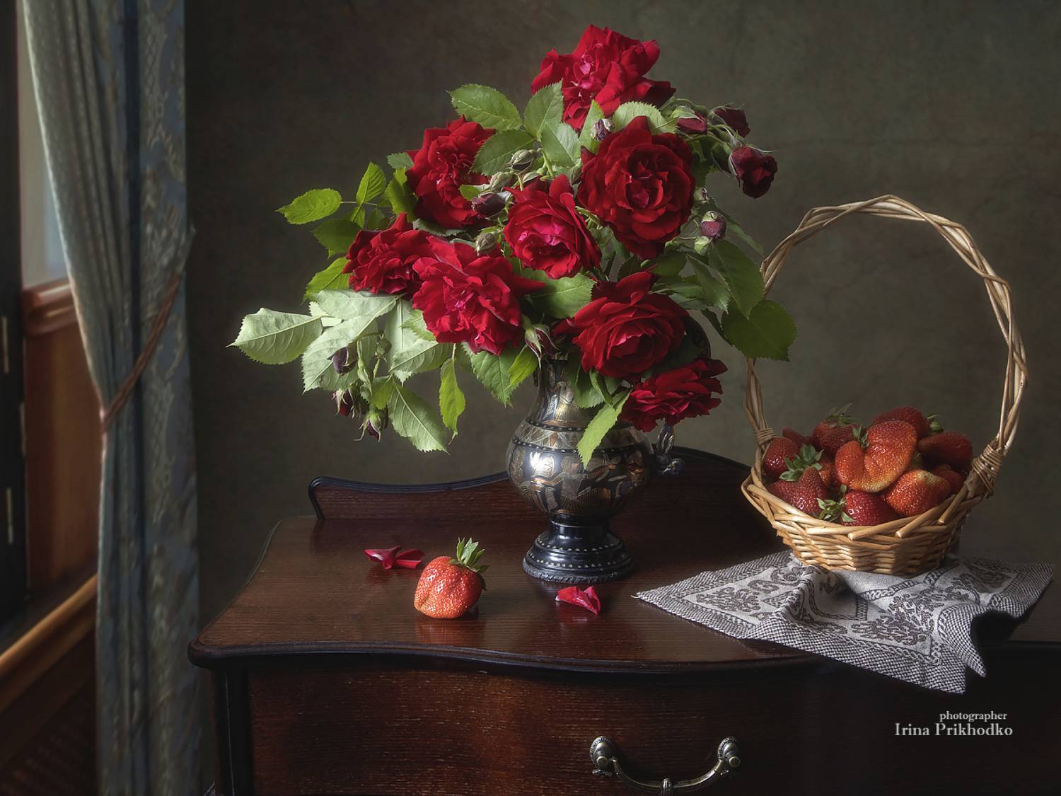 натюрморт, цветы, букеты, розы, клубника, интерьер,, Приходько Ирина