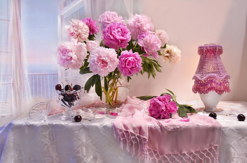 still life, натюрморт, цветы, фото натюрморт, лето, июль, пионы, фарфор,  настроение, лампа Вечер июня закатом нашептывал... фото превью
