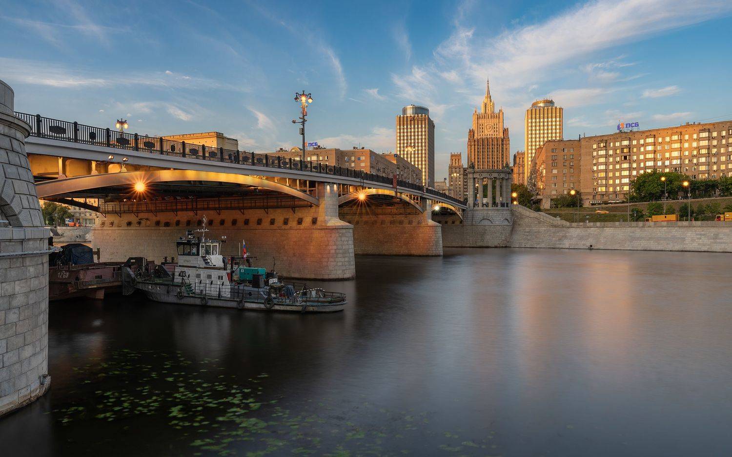 город, москва, столица, архитектура, здание, вечер, закат, небо, река, мост, фонари, освещение, корабль, катер, длинная выдержка, timeblending, набережная, лето, Сергей Серушкин