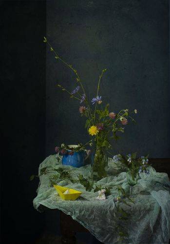 С желтым корабликом.