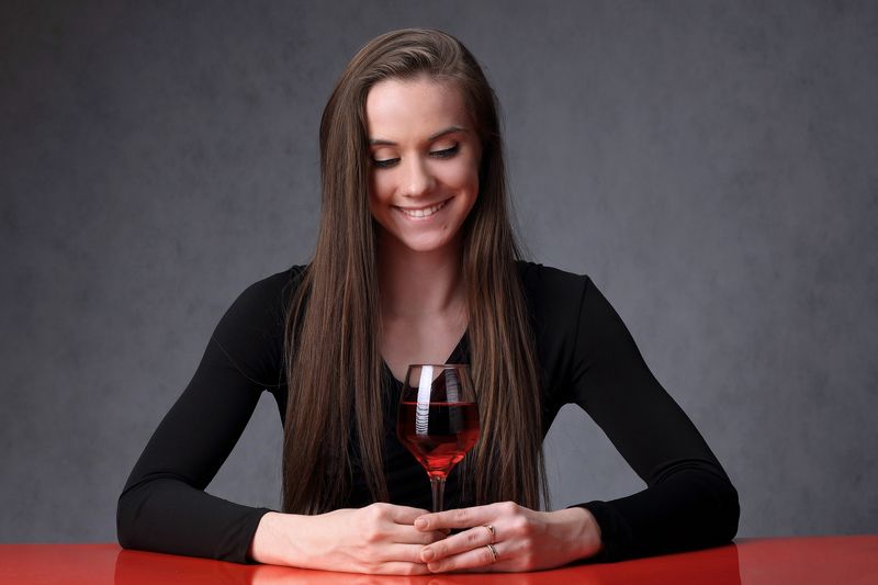 девушка, модель, актриса, вино, красное, студия, позировать, волосы, молодость, платье, улыбка, бокал, стиль Дарья фото превью