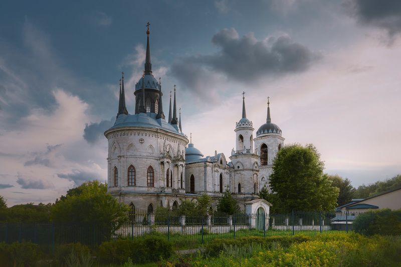 храм, облака, деревья Храм Владимирской иконы Божией Матери фото превью