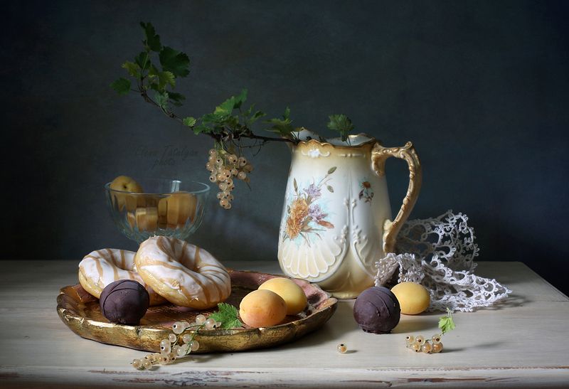 кувшин, пончики, фрукты Вкусняшки фото превью