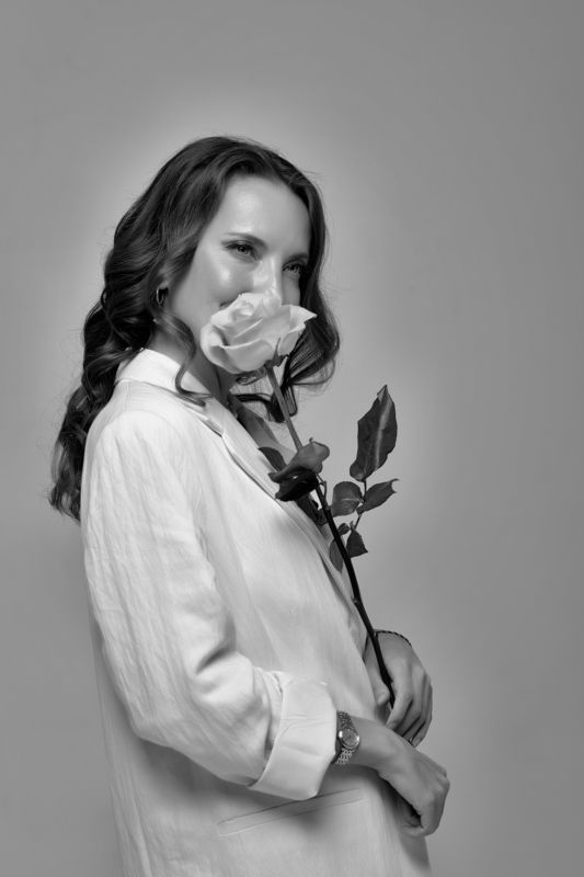 #женскийпортрет #чернобелое #девушкасрозой #надеждасок Надежда. фото превью