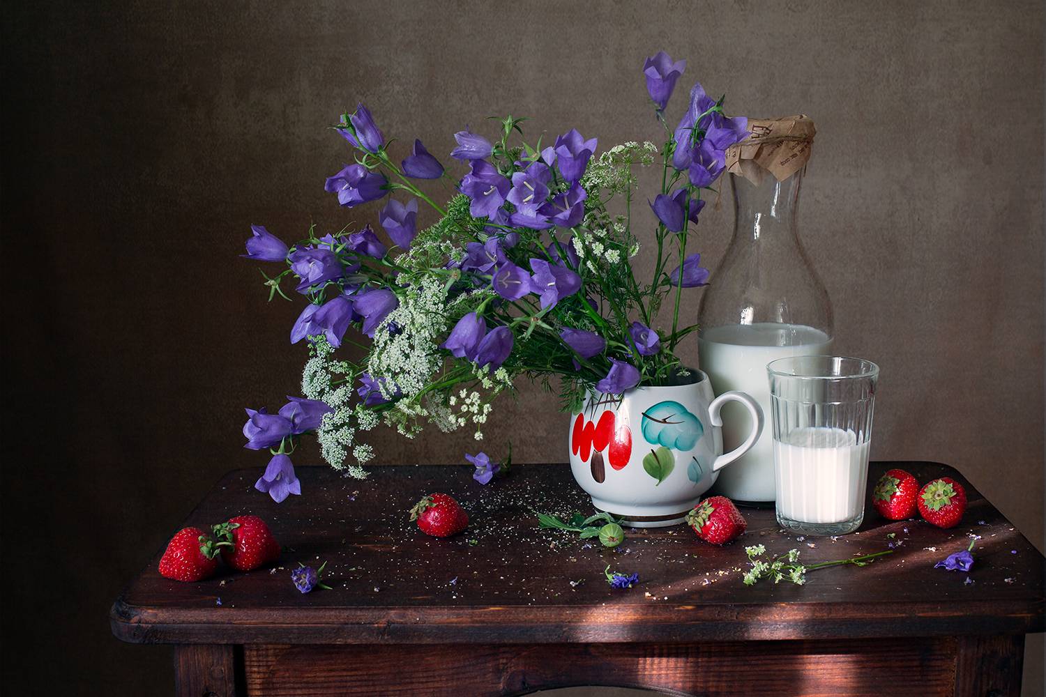 миламиронова, натюрморт, фотонатюрморт, натюрмортсцветами, ягоды, лето, клубника, молоко, стакан, авторскаяработа, Миронова Мила