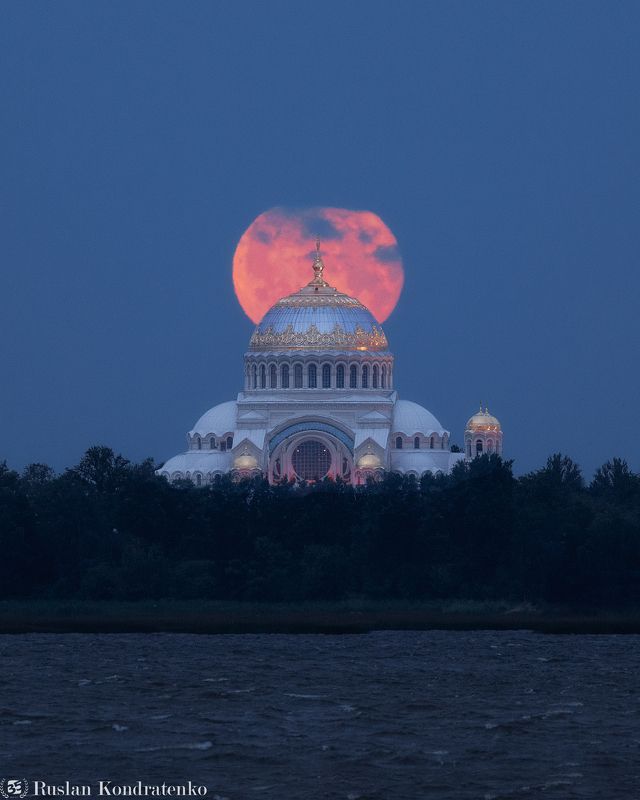 Заход Луны за Морским Никольским собором фото превью