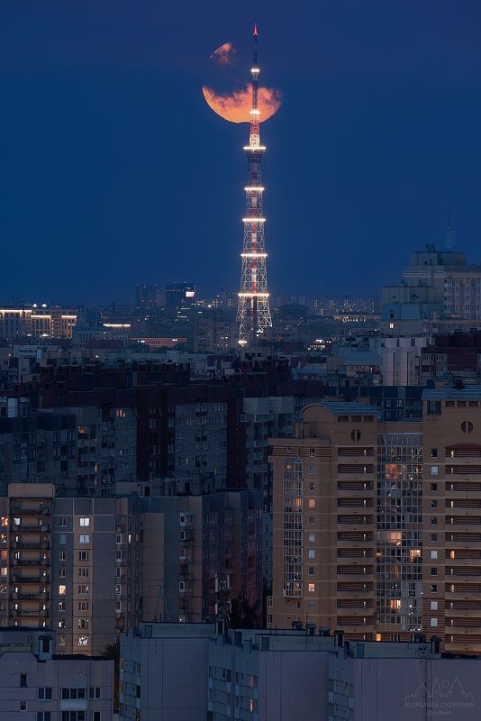 Санкт-Петербургская телебашня в лунную ночь фото превью