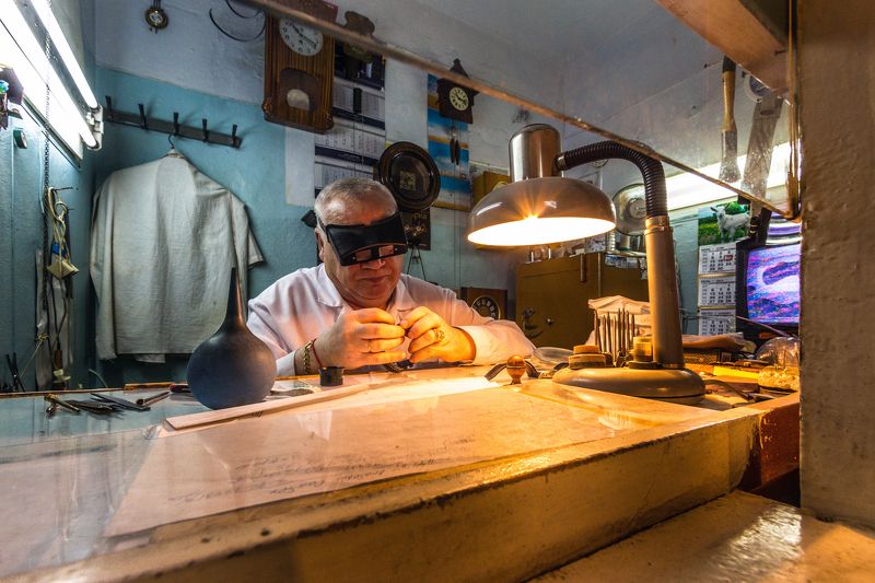 часовщик, мастерская, мастер, часы, ретро, лампа, Екатеринбург, Россия Часовщик прищурив глаз... фото превью