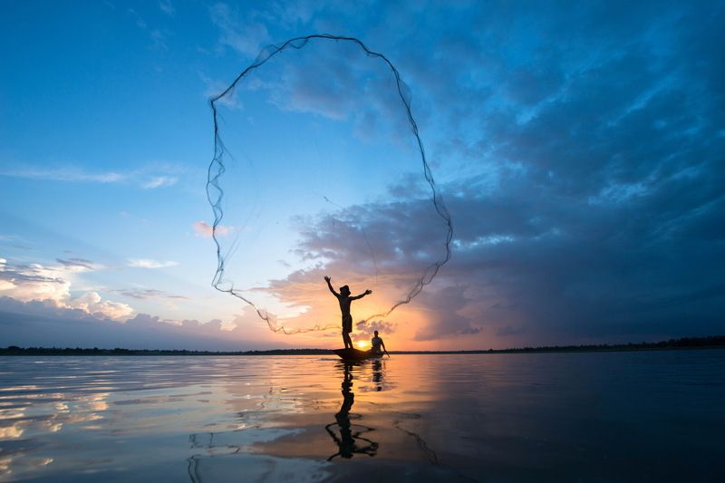 Fisherman, Fishing Net, Commercial Fishing Net, Fishing, Freshwater Fishing, Thailand, Throwing, Nautical Vessel, Nature, Motion, Adult, Adults Only, Cloud - Sky, Color Image, Dramatic Sky, Dusk, Holding, Horizontal, Only Men, Outdoors, People, Photograph Fishing фото превью