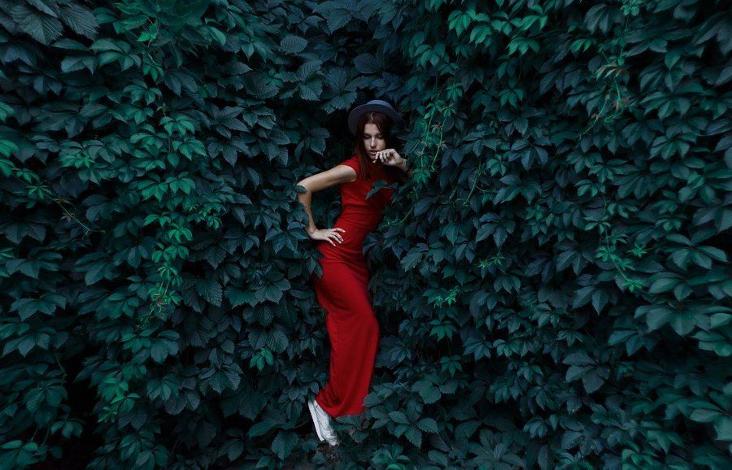 Лето 2015 Девушка красный платье листва кросы зелень листья шляпка фото портрет canon 550D 50 1.8, Меркулов Антон