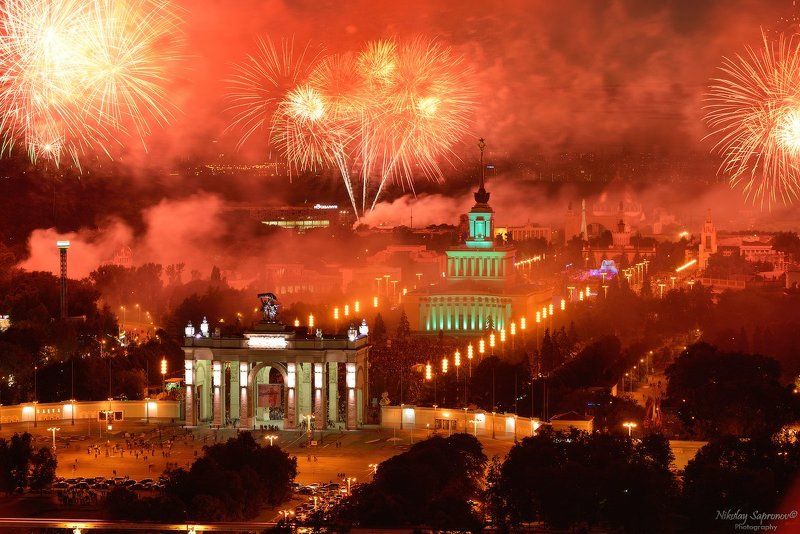 москва, вднх, ввц, салют, феерверк, праздник, юбилей, городской пейзаж Салют на 75-летие ВДНХ фото превью