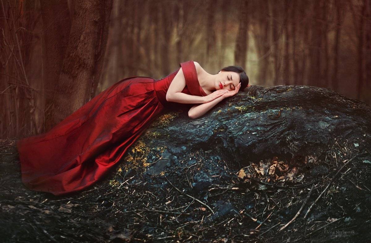 камень, красное платье, портрет, девушка, модель, сон, Шиленок Елена