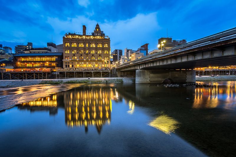 ancient, architecture, asia, asian, beautiful, blue, bridge, building, center, city, cityscape, darkness, dusk, electric, evening, history, iconic, illuminated, japan, japanese, kama, kamo, kamogawa, kansai, kyoto, landmark, landscape, lights, monument, n Река Камо в Киото фото превью