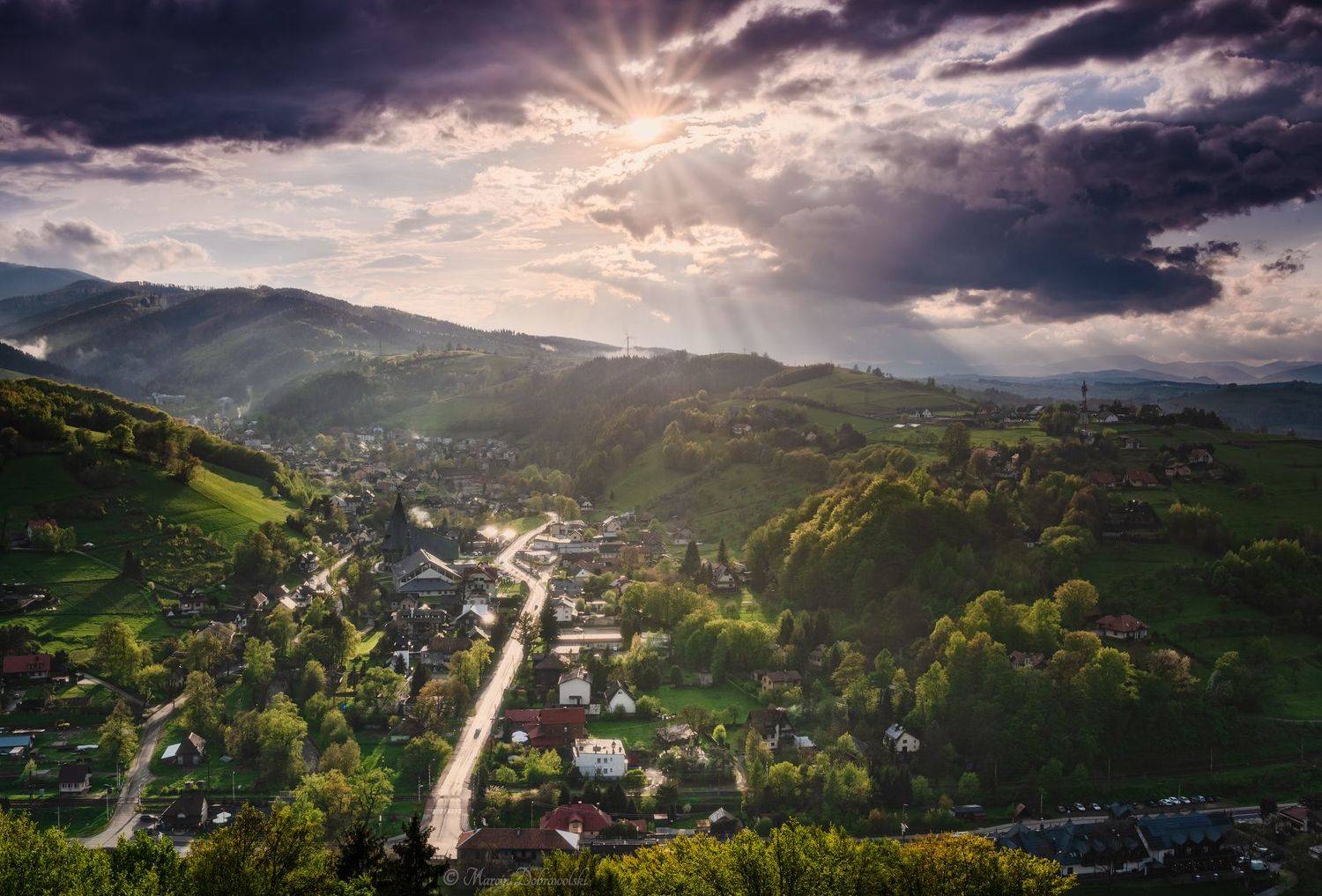 landscape, mountainscape, mountains, Poland, Polska, BeskidSądecki, Beskids, sunrays, sun, sunset, clouds, village, town, trees, Rytro,  Marcin Dobrowolski
