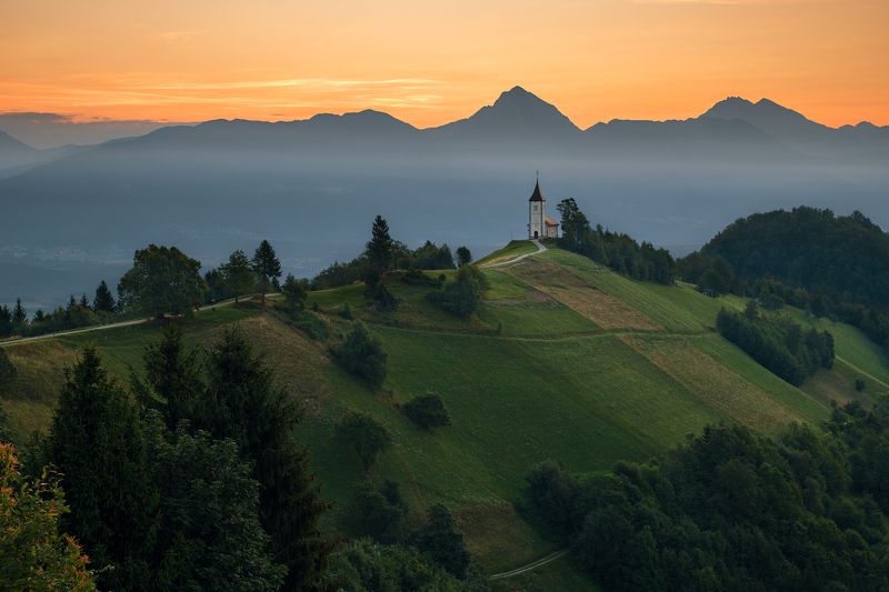 пейзаж, рассвет, восход, горы, утро, путешествие, церковь, холм, лето Утро в Ямнике фото превью