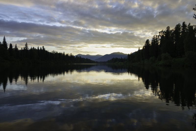 Colorful sunset on the taiga rive фото превью