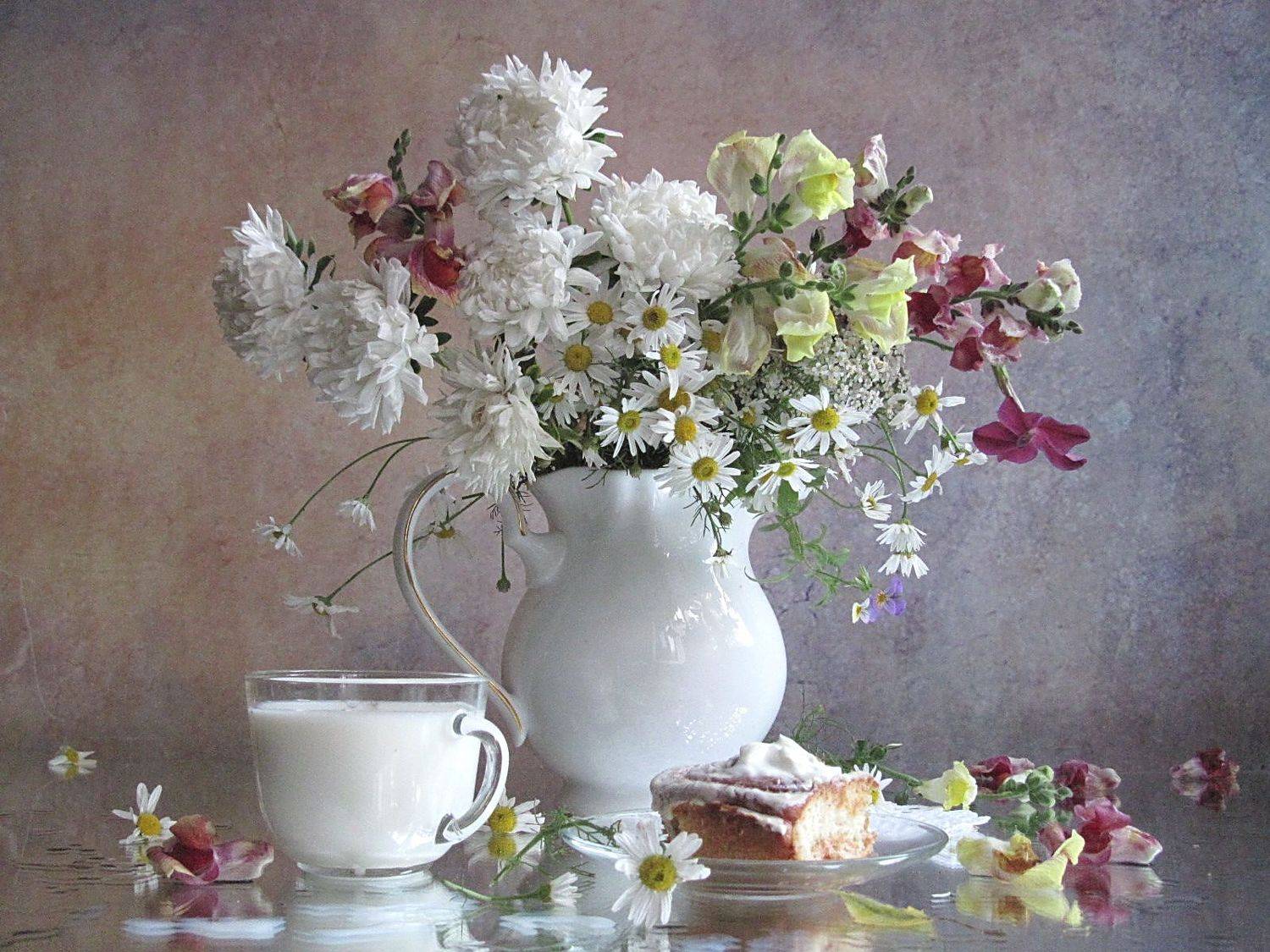 цветы, букет, астры, ромашки, львиный зев, душистый табак, кувшин, чашка, молоко, бисквит, Наталия Тихомирова