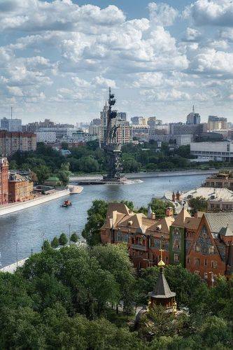 С видом на Петра I