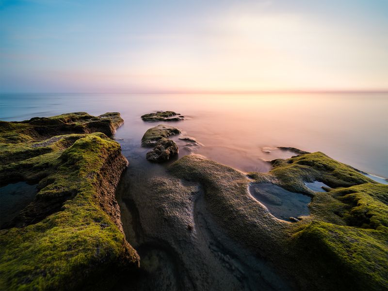 Calm sea surface фото превью