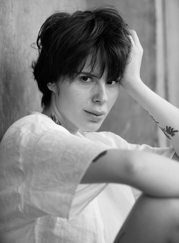 портрет, портретная фотография, женский портрет, естественный свет, фотосессия, чб, девушка, естественность Настя фото превью