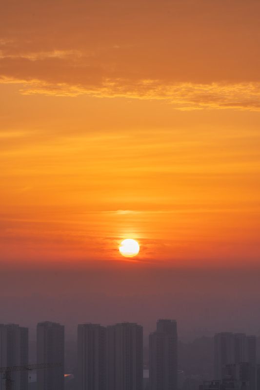 urban sunrise, mesmerizing colors, fiery orange hues, ethereal blue-purple, sunrise cityscape, tall buildings, urban dreamscape, metropolis at dawn, captivating skyline, luminous red lights, spellbinding visuals, city awakening, fiery orange and blue-purp Dawn\'s Urban Palette фото превью