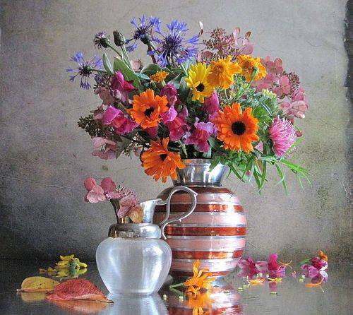 С октябрьской клумбы