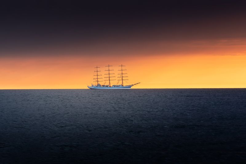 парусник мир, балтийское море, закат На рейде фото превью