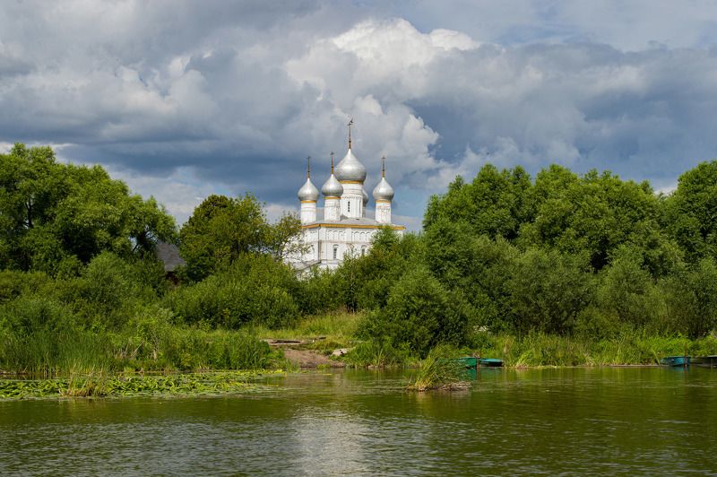 Храм на берегу. фото превью