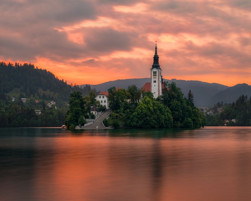 Остров, озеро, вода, закат, горы, церковь, вечер Остров в огне фото превью