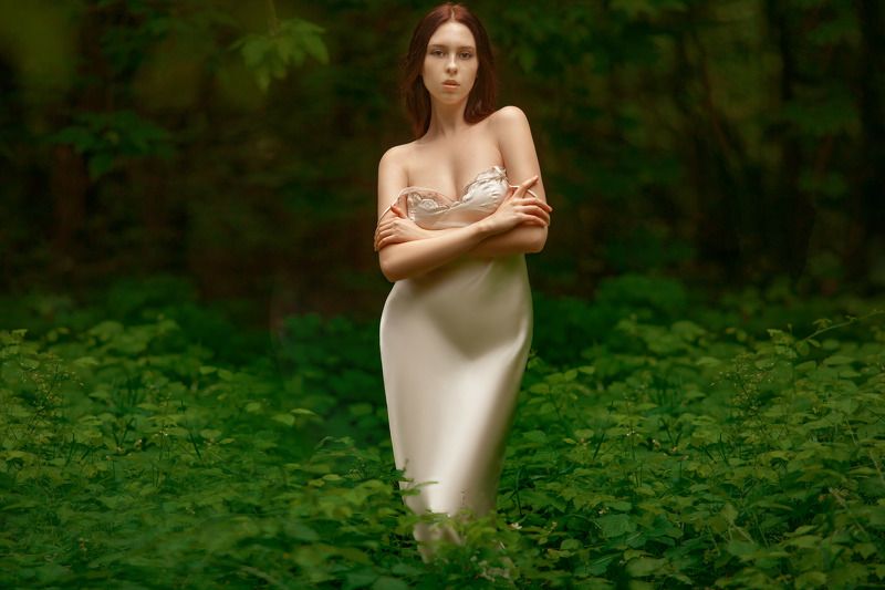 Girl in forest фото превью