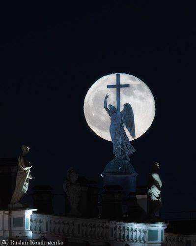 Восход Луны за Ангелом на Александровской колонне