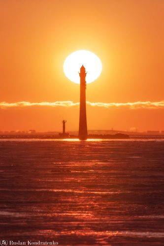Рассвет за Задним створным маяком Морского канала
