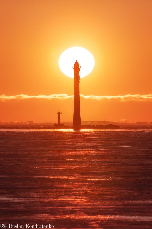 Рассвет за Задним створным маяком Морского канала фото превью