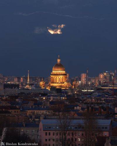Восход Луны за Исаакиевским собором