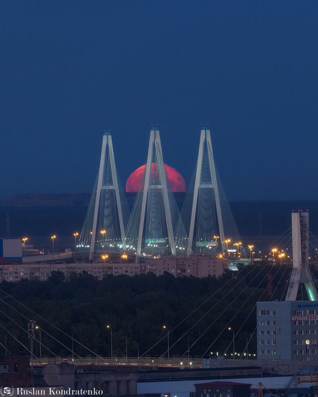 Восход Луны за вантовым мостом фото превью