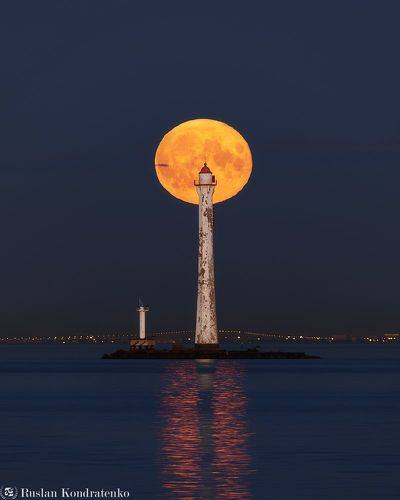 Восход Луны за Задним створным маяком Морского канала