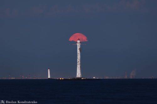 Восход Луны за Задним створным маяком Морского канала