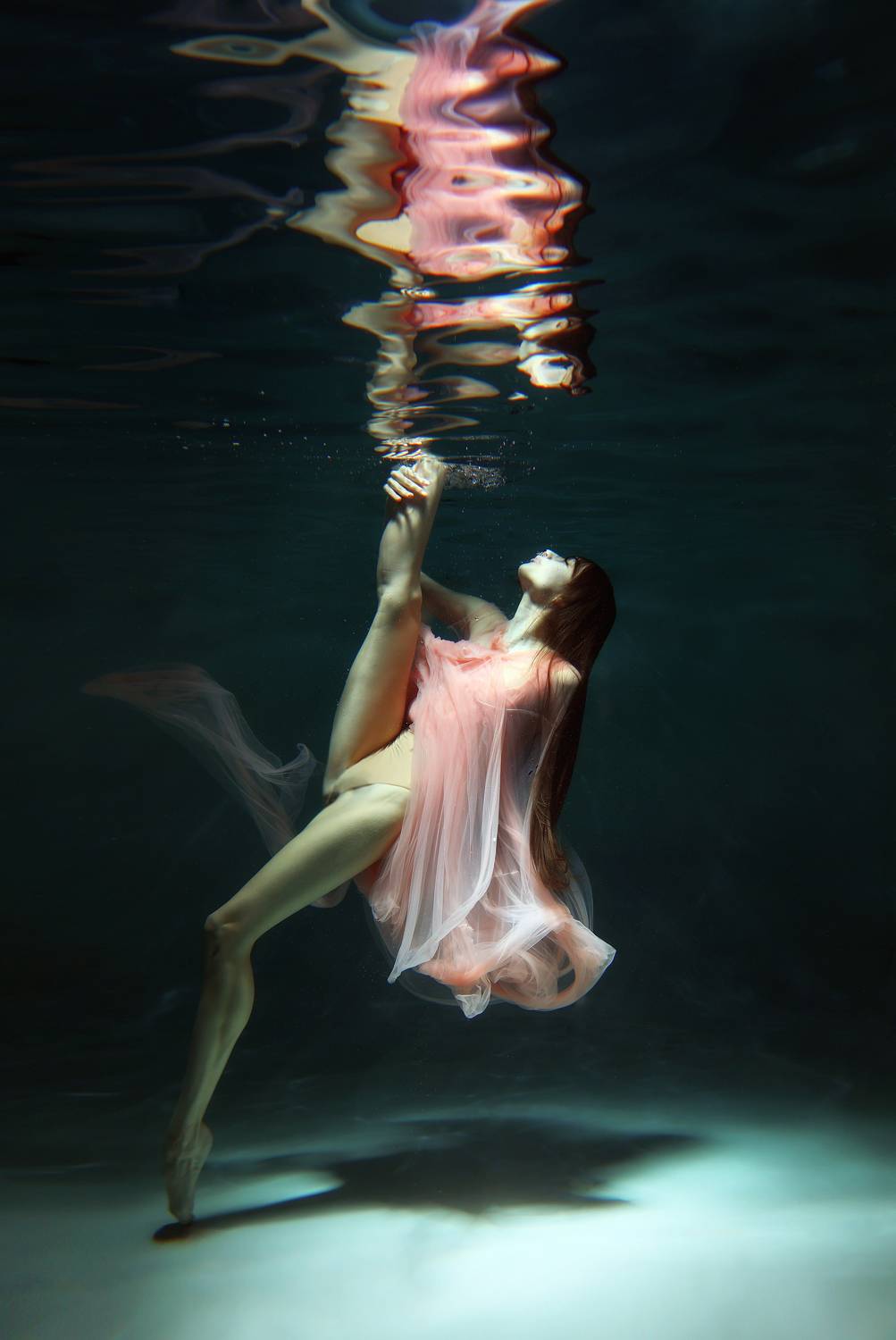 девушка, красивая, в воде, под водой, движение, танец, гимнастка, портрет, жанр, свет, цвет, живопись, Постонен Екатерина