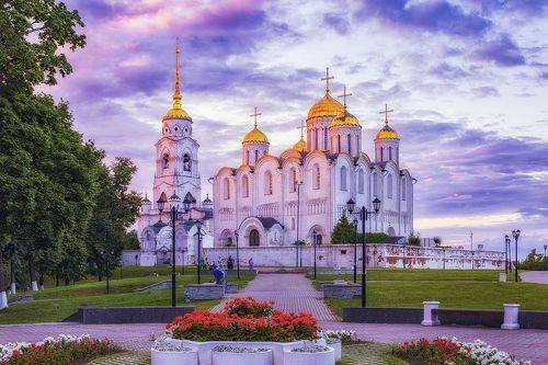 По городу Владимиру.
