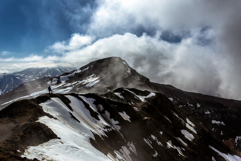 Горы, Облака, Снег, Человек На краю  фото превью