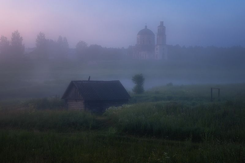 церковь храм туман утро fog morning church Туманное утро у старой церкви. фото превью