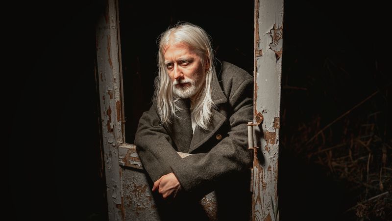 фото, портрет, мужчина, тишина, приключение, пасмурный, серый, опасность, темный Путник фото превью