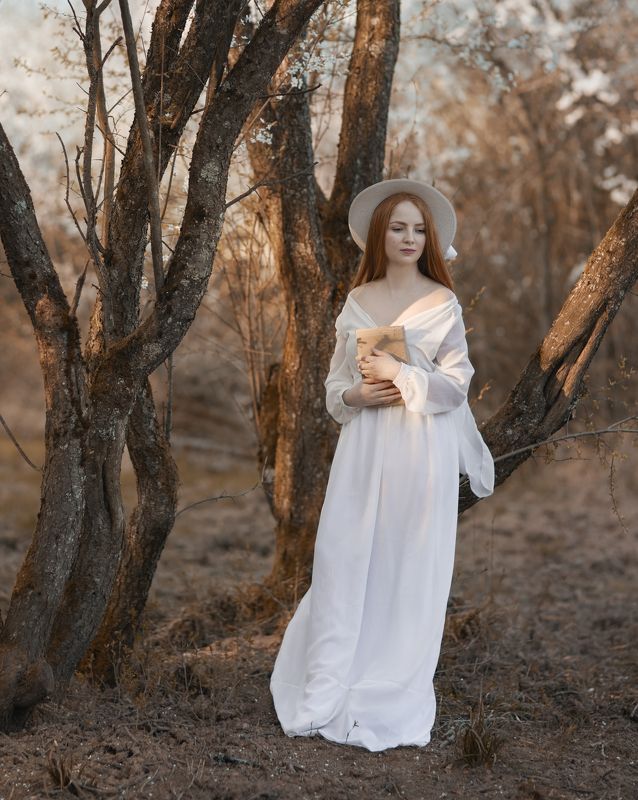 рыжеволосая, девушка, книга, весна, мечтать Мечтательница фото превью