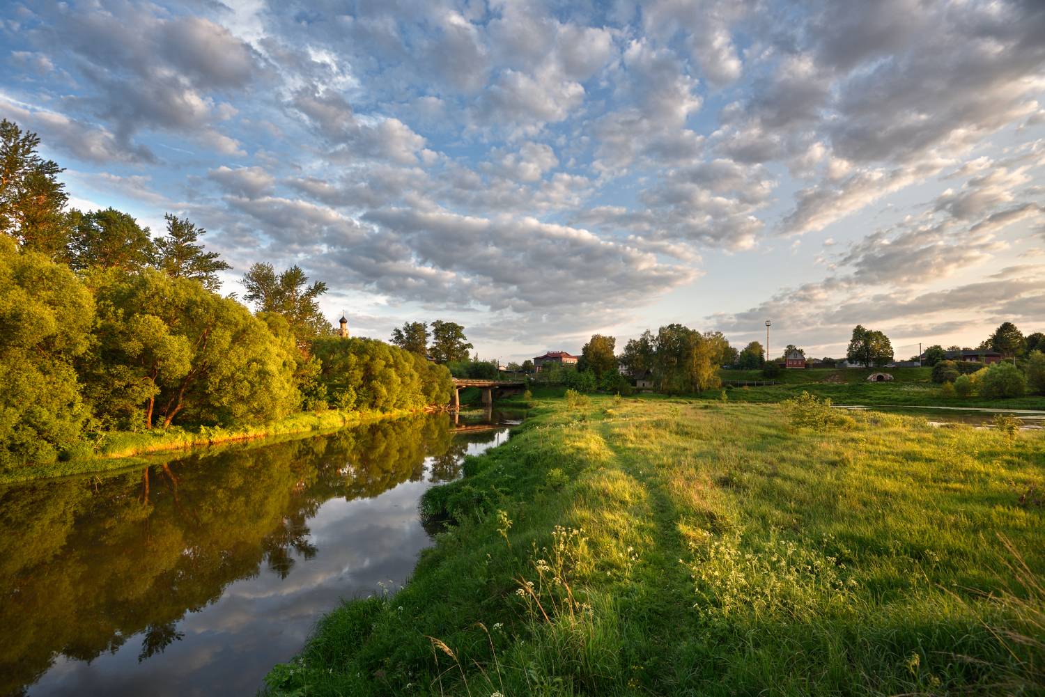 лето,вечер,река,небо,облака,берег,тропинка,храм,отражение, Виталий Полуэктов