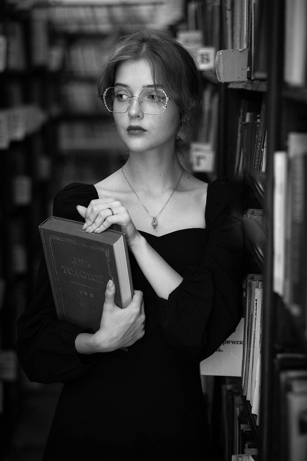 чб, монохром, модель, очки, книга, библиотека, толстой, девушка, ретро, Арсен Алабердов