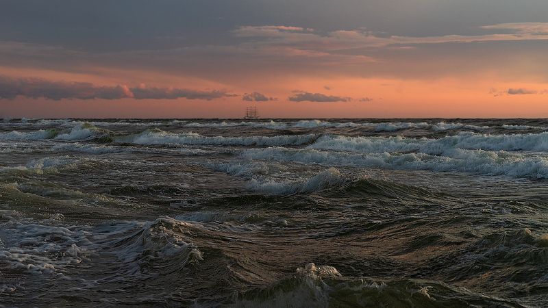 Закат с барком \