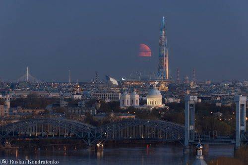 Заход Луны за Александро-Невской лаврой и Лахта-центром