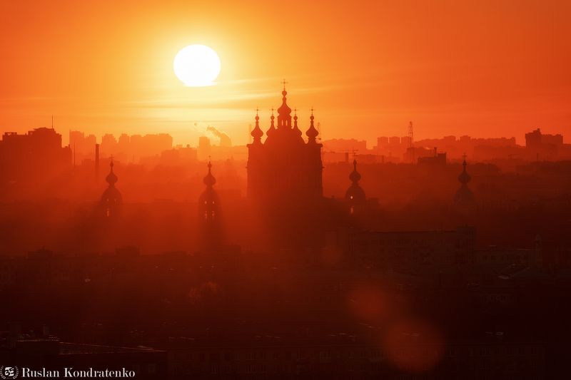 Закат за Смольным собором фото превью